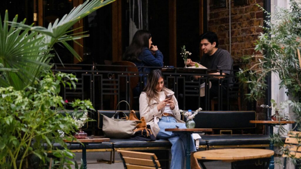 kobieta która zastanawia się