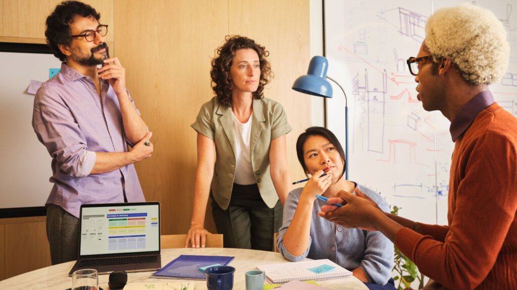 rozmowa w biurze, spotaknie na żywo