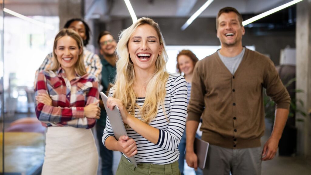 radośni ludzie w biurze