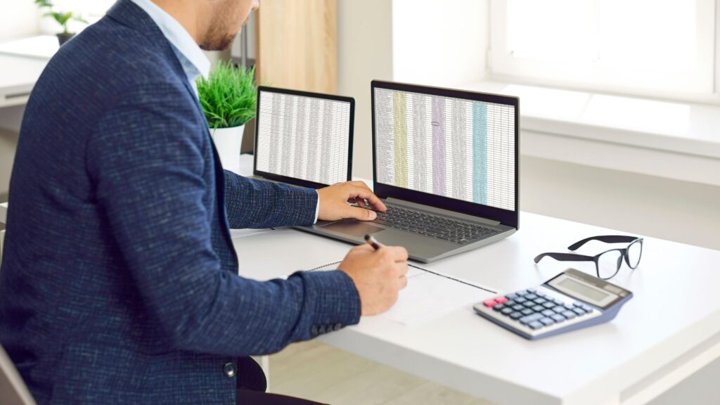 Mężczyzna tworzy inwentaryzację w arkuszu Excel