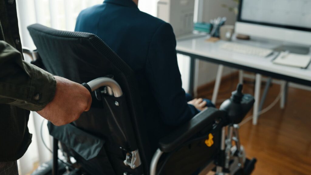 niepełnosprawny pracownik, osoba z niepełnosprawnością zatrudniona w firmie